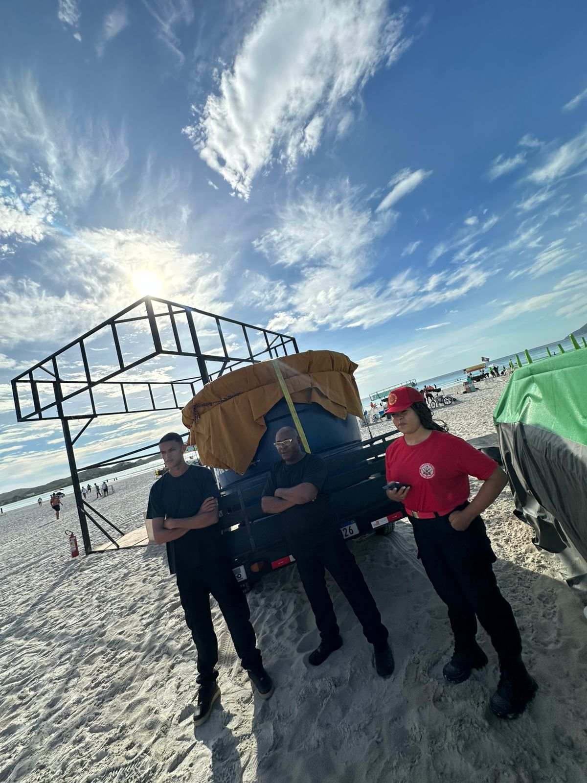 Equipe na praia de Búzios